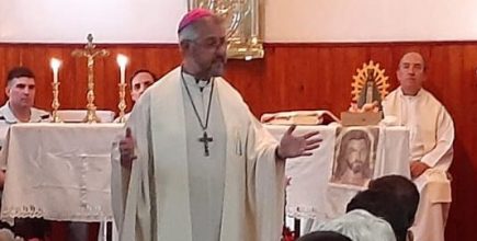 Visita del Arzobispo a la cárcel de Mercedes para celebrar la Misa de Nochebuena