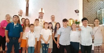 El Padre Obispo confirmó a un grupo de jóvenes de           O´  Higgins y la Mariápolis.